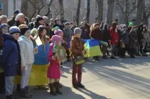 святкує