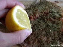 Запечена горбуша в хлібних крихтах. риби