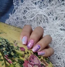 захищає