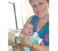 Наш лікар обробив спиртом свою обручку і надів на ручку насті, що лежала в кувезі спиртом