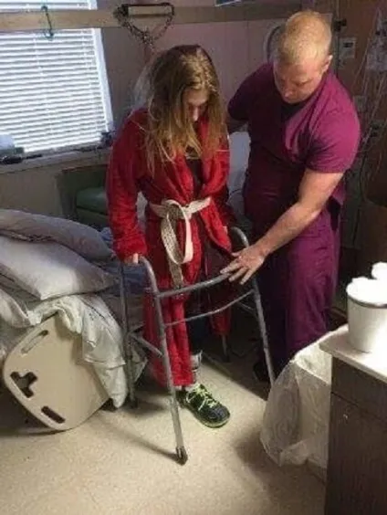 21-Літня дівчина, яка втратила обидві ноги, знялася у відвертій фотосесії, щоб показати, що такі (21-річна) 21-Літня дівчина, яка втратила обидві ноги, знялася у відвертій фотосесії, щоб показати, що такі