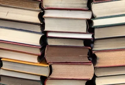 Бабуся, АБиК і апашка, книжкова полиця