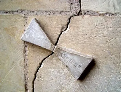 Чим і як закрити тріщини в стінах цегляного будинку причини появи і ремонт, будівництво та (стінах) Чим і як закрити тріщини в стінах цегляного будинку причини появи і ремонт, будівництво та