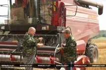 РЕПОРТАЖ Загальна справа - мінські підприємства допомагають селянам збирати врожай справа