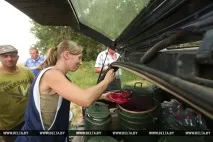РЕПОРТАЖ Загальна справа - мінські підприємства допомагають селянам збирати врожай справа