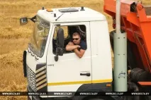 РЕПОРТАЖ Загальна справа - мінські підприємства допомагають селянам збирати врожай загальна