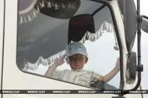 РЕПОРТАЖ Загальна справа - мінські підприємства допомагають селянам збирати врожай репортаж