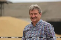 РЕПОРТАЖ Загальна справа - мінські підприємства допомагають селянам збирати врожай справа