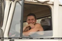 РЕПОРТАЖ Загальна справа - мінські підприємства допомагають селянам збирати врожай загальна