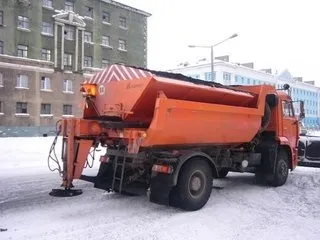 Чим посипають дороги взимку наскільки це безпечно