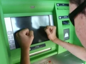 Що робити, якщо банкомат «з'їв» картку, люди і банки
