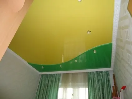 Двоколірні натяжні стелі фото дизайну в квартирі - на кухні, в спальні, в залі (фото) Двоколірні натяжні стелі фото дизайну в квартирі - на кухні, в спальні, в залі