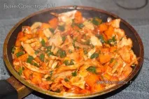 Рецепт з фото - Курячі стегна з картоплею, сиром та грибами у горщиках рецепт