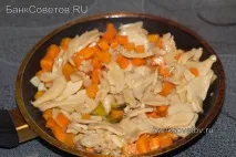 Рецепт з фото - Курячі стегна з картоплею, сиром та грибами у горщиках фото