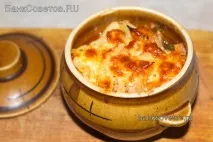 Рецепт з фото - Курячі стегна з картоплею, сиром та грибами у горщиках стегна