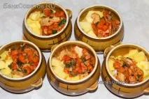 Рецепт з фото - Курячі стегна з картоплею, сиром та грибами у горщиках курячі