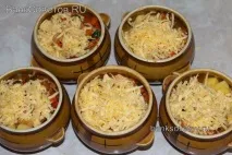 Рецепт з фото - Курячі стегна з картоплею, сиром та грибами у горщиках рецепт