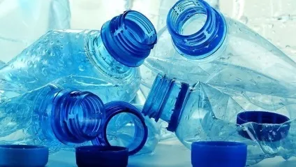 З чого зроблена пластикова пляшка, цікаво дізнатися (цікаво) З чого зроблена пластикова пляшка, цікаво дізнатися