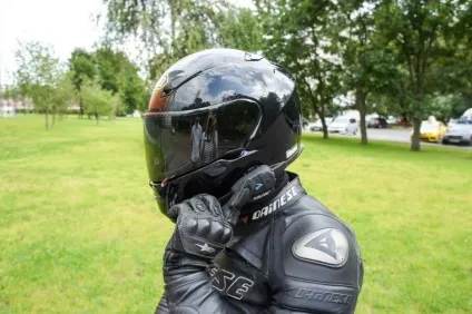 Як байкери користуються гаджетами за кермом (iPhone автомобілі відбувається) Як байкери користуються гаджетами за кермом