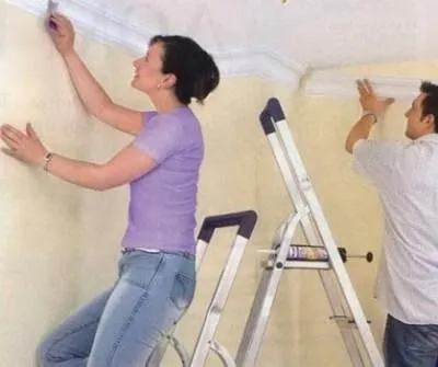 Як клеїти стельовий плінтус особливості наклеювання на шпалери, шпаклівку, фото і - легка справа (плінтус) Як клеїти стельовий плінтус особливості наклеювання на шпалери, шпаклівку, фото і - легка справа