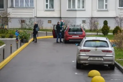 Як мінчанин позбувся хаотичної парковки у дворі свого будинку (12 фото)