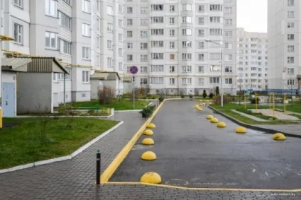 Як мінчанин позбувся хаотичної парковки у дворі свого будинку (12 фото)