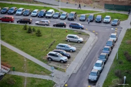 Як мінчанин позбувся хаотичної парковки у дворі свого будинку (12 фото)