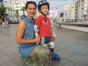 Як навчити дитину кататися на роликах