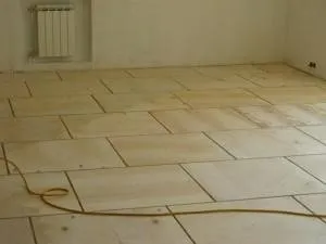 Як правильно стелити лінолеум на дерев'яну підлогу своїми руками - нюанси монтажу (своїми) Як правильно стелити лінолеум на дерев'яну підлогу своїми руками - нюанси монтажу