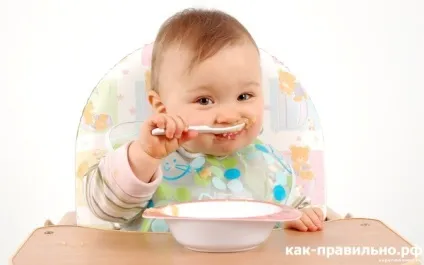 Як правильно навчити дитину їсти самостійно