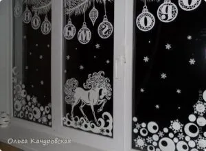 Як приклеїти сніжинки і трафарети з паперу на вікно