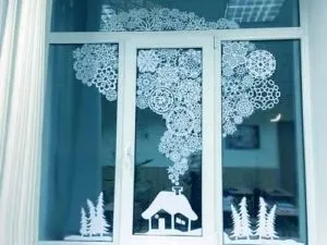 Як приклеїти сніжинки і трафарети з паперу на вікно