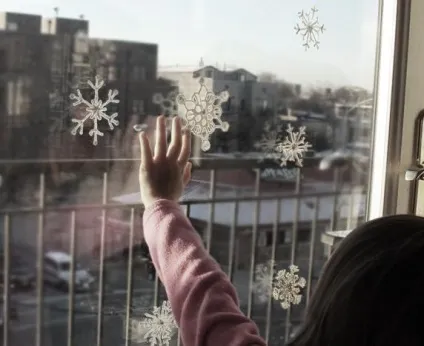 Як приклеїти сніжинки на вікно за допомогою зубної пасти, води (допомогою) Як приклеїти сніжинки на вікно за допомогою зубної пасти, води