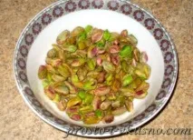 Салат Виноградне гроно з копченою куркою та фісташками копченою