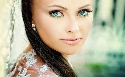 Як зробити гарний весільний макіяж, make- up для нареченої (весільний макіяж наречена свято карих блакитних сірих зелених очей рум'яна помада тіні підводка тон маскують правила нанесення стрази брюнетки блондинки стрілки на очах помилки нюанси) Як зробити гарний весільний макіяж, make- up для нареченої