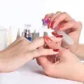 Як зняти клей з нігтів