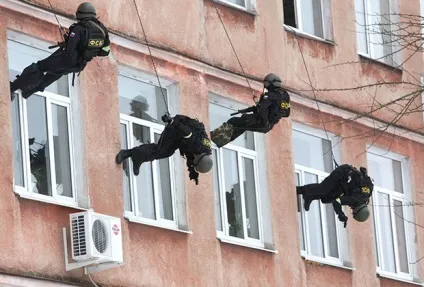Як співробітники правоохоронних органів звільняють заручників поліція і спецслужби силові (співробітники) Як співробітники правоохоронних органів звільняють заручників поліція і спецслужби силові