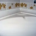 Як закрити шов між ванною і стіною своїми руками