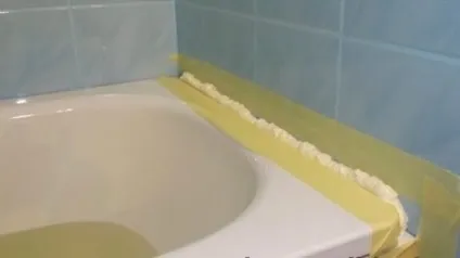 Як закрити шов між ванною і стіною своїми руками