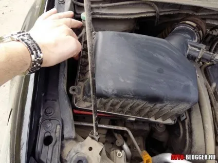 Як замінити повітряний фільтр - автомобіля, самому, автоблог (старий встановлюємо новий) Як замінити повітряний фільтр - автомобіля, самому, автоблог