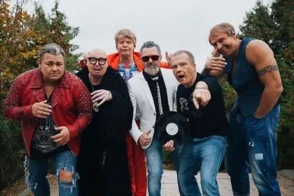 Коли ми були молоді руки вгору слухати онлайн, хто що де (вгору) Коли ми були молоді руки вгору слухати онлайн, хто що де