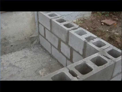 кладка шлакоблоків
