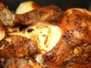 Курка, фарширована картоплею в духовці (смаку) Курка, фарширована картоплею в духовці