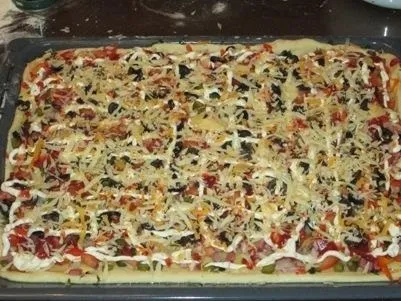 Кулінарні рецепти домашньої кухні - піца з ковбасою і картоплею (як приготувати піцу) Кулінарні рецепти домашньої кухні - піца з ковбасою і картоплею
