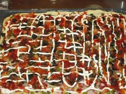 Кулінарні рецепти домашньої кухні - піца з ковбасою і картоплею (піца з ковбасою) Кулінарні рецепти домашньої кухні - піца з ковбасою і картоплею
