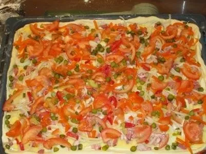 Кулінарні рецепти домашньої кухні - піца з ковбасою і картоплею (як приготувати піцу) Кулінарні рецепти домашньої кухні - піца з ковбасою і картоплею