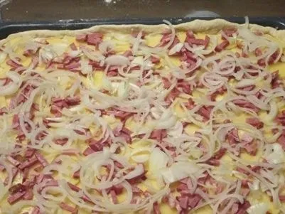 Кулінарні рецепти домашньої кухні - піца з ковбасою і картоплею (як приготувати піцу) Кулінарні рецепти домашньої кухні - піца з ковбасою і картоплею