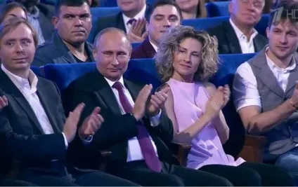 Хто сидить з Путіним на квн 55 років (Путіним) Хто сидить з Путіним на квн 55 років