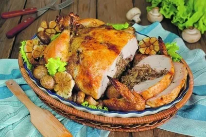 Курка, фарширована грибами і сиром, рецепт