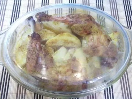 Курячі стегна в духовці - з картоплею і часником (часником) Курячі стегна в духовці - з картоплею і часником